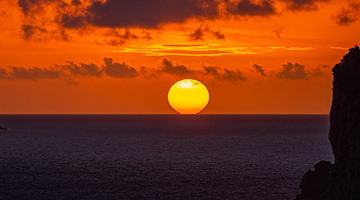 Il sole si tuffa nel mare d'inverno a Positano: le foto di Fabio Fusco 