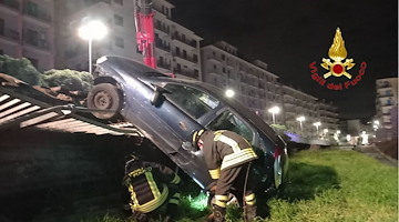 Incidente nella notte a Salerno, auto precipita dal cavalcavia: salvo il conducente 