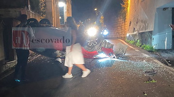 Incidente sulla Statale 163 a Positano: giovani illesi dopo il ribaltamento della loro auto /foto