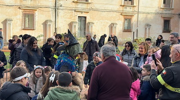 La Befana acrobatica incanta Maiori: tra funi e sorrisi, il saluto alle festività natalizie