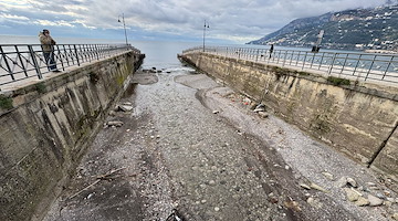 Maiori, bici lanciata oltre le ringhiere giace nel fiume /foto