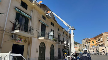 Maiori, caduta di intonaco e pietrisco durante lavori di manutenzione a Corso Reginna 