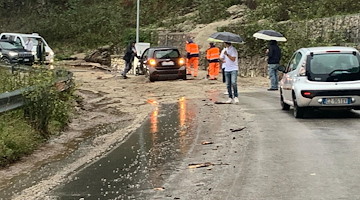 Maltempo in Costiera Amalfitana: piogge intense bloccano le strade. Disagi sulla Tramonti-Ravello e a Positano