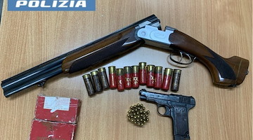 Minaccia la moglie con la pistola, poi aggredisce gli agenti: 32enne arrestato a Castel Volturno 