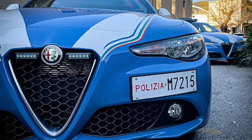 Napoli, 45enne tenta di rubare l’auto di un poliziotto 