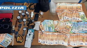 Napoli, sorpreso con oltre 26mila euro in contanti e merce di dubbia provenienza: denunciato 29enne 