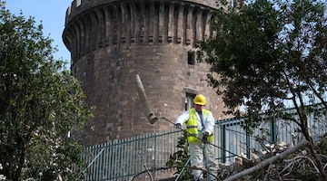 Operazione di bonifica a Napoli, riconsegnati alla città gli spalti del Maschio Angioino