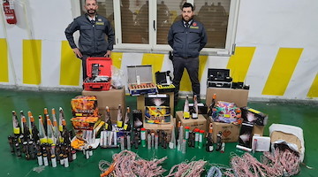 Pagani, maxi operazione contro il commercio illegale di fuochi d’artificio: sequestrati oltre 11 kg di esplosivo