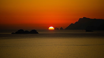 Positano, il sole cala tra Li Galli e i Faraglioni: la magia dell'autunno in Costiera Amalfitana 