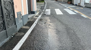 Positano, perdita d'acqua potabile lungo viale Pasitea 