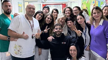 Salerno, Rocco Hunt festeggia l'Epifania con i bambini ricoverati nella pediatria del "Ruggi" 