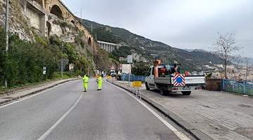 Senso unico alternato tra Vietri e Salerno per lavori di rifacimento marciapiedi e pavimentazione della SS. 18