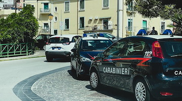 Sequestrano e torturano un uomo, quattro persone arrestate a Napoli: uno aveva tentato di nascondersi a Vietri sul Mare