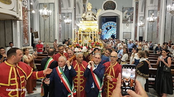 Sindaci Costa d’Amalfi portano in spalla Santa Trofimena in segno di unità di intenti /FOTO