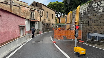 Sorrento, via Capo riaperta a senso unico alternato: l'intervento tempestivo dopo il cedimento del muro di contenimento 