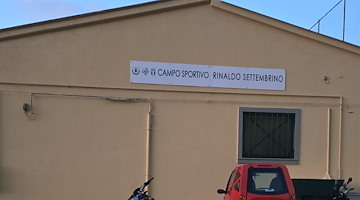 Spogliatoi al buio e docce fredde al "Settembrino", Pessolano (Oltre): «Così l'amministrazione dimentica il valore dello sport»