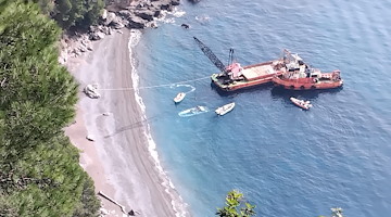 Vico Equense, recuperata l'imbarcazione abbandonata da giorni sulla spiaggia di Tordigliano 