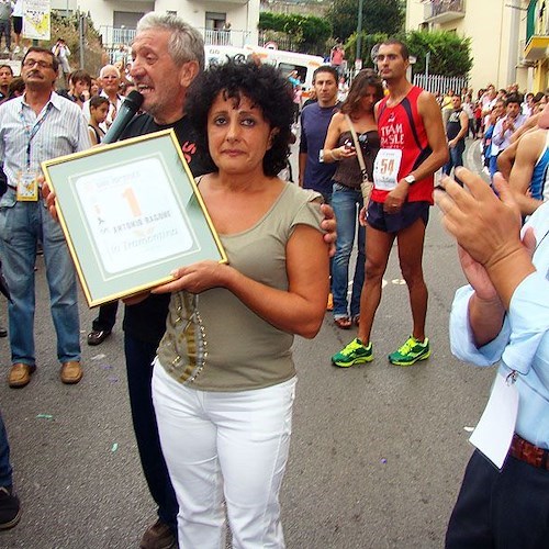 La consegna del pettorale n. 1 a Fiorentina Ragone