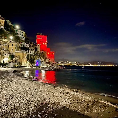 A Cetara la Torre Vicereale illuminata di rosso per la Giornata Internazionale contro la violenza sulle donne<br />&copy; Mafalda Bruno