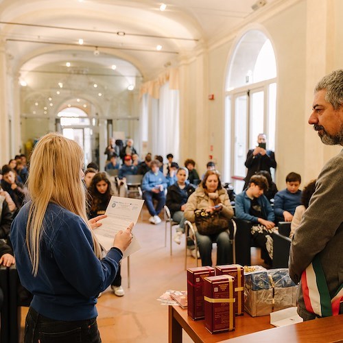 Una studentessa legge la lettera della preside Astarita