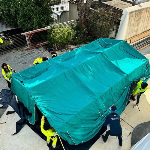 Tenda di emergenza a Positano<br />&copy; protezione civile Positano