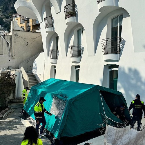 Tenda di emergenza a Positano<br />&copy; protezione civile Positano