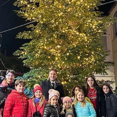 A Positano si accendono gli alberi di Natale nel ricordo di Giulia Cecchettin e Pietro Fusco<br />&copy; Comune di Positano