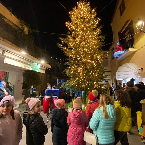 A Positano si accendono gli alberi di Natale nel ricordo di Giulia Cecchettin e Pietro Fusco<br />&copy; Comune di Positano