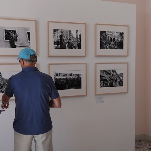 A Ravello la mostra con le foto di Paola Agosti dedicate alla Rivoluzione dei garofani portoghese