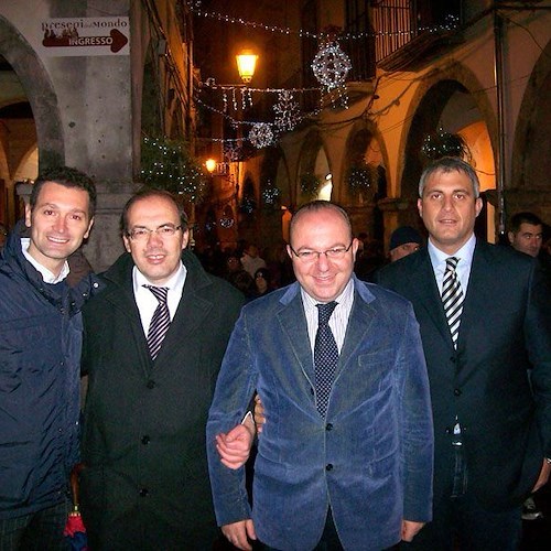 Senatore, Adinolfi, Galdi e Napoli. Alle loro spalle le luminarie natalizie