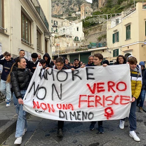 Ad Amalfi il flashmob degli studenti per la Giornata Internazionale per l’eliminazione della violenza sulle donne<br />&copy; Edmondo D'Uva