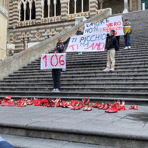 Ad Amalfi il flashmob degli studenti per la Giornata Internazionale per l’eliminazione della violenza sulle donne<br />&copy; Edmondo D'Uva