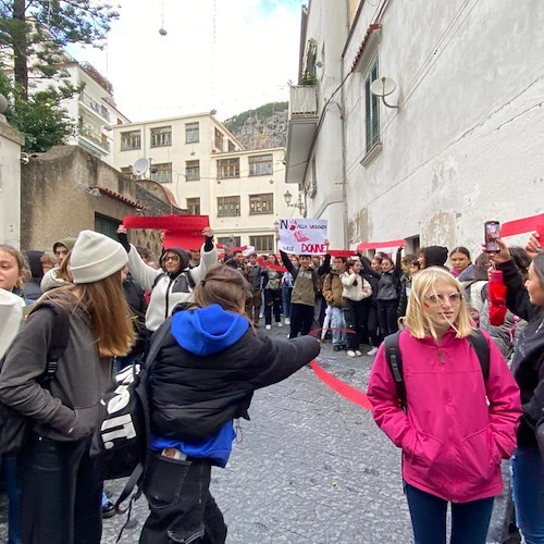 Ad Amalfi il flashmob degli studenti per la Giornata Internazionale per l’eliminazione della violenza sulle donne<br />&copy; Edmondo D'Uva