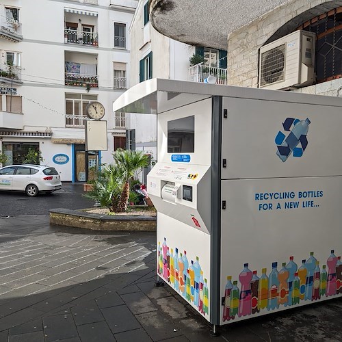 Ad Amalfi un eco-compattatore dedicato alla raccolta delle bottiglie di plastica<br />&copy; Comune di Amalfi