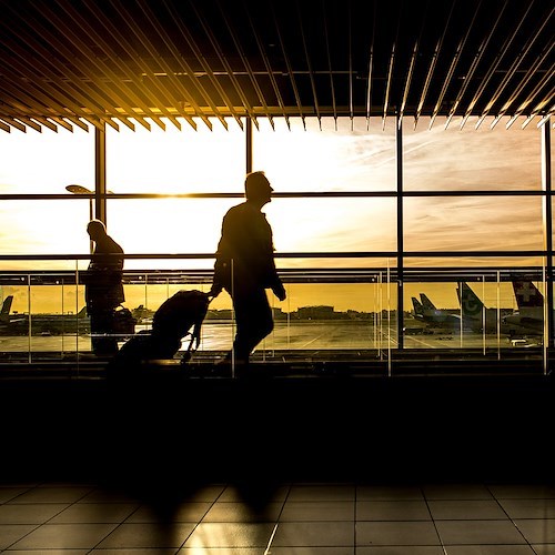 Passeggeri all'interno del terminal aeroportuale<br />&copy; Foto diRudy and Peter SkitteriansdaPixabay