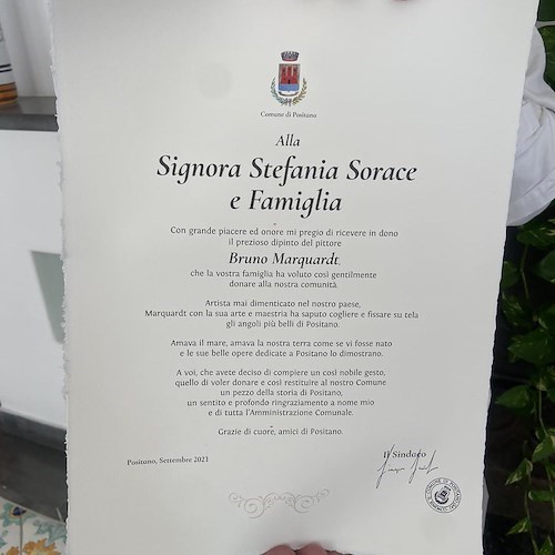 Il Sindaco Giuseppe Guida consegna alla famiglia Marquardt una pergamena di ringraziamento<br />&copy; Comune di Positano