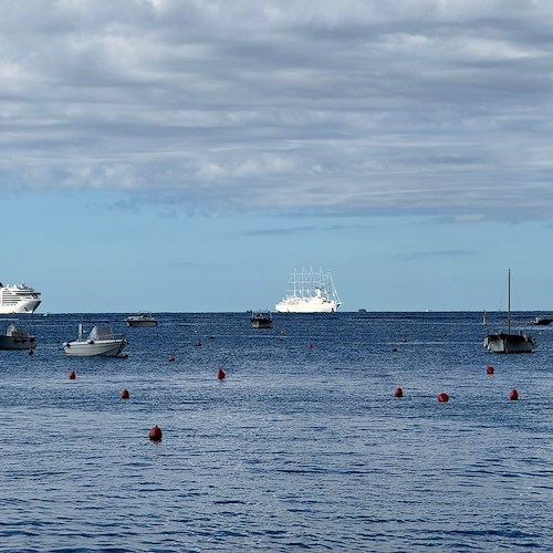 Seabourn Ovation e Wind Surf ad Amalfi<br />&copy; Massimiliano D'Uva