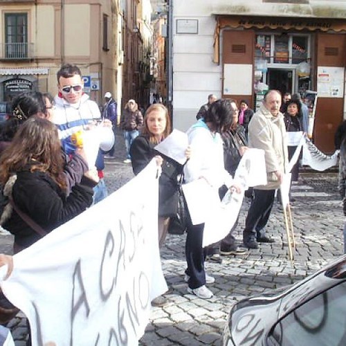 Una fase della protesta di ieri in Piazza Abbro