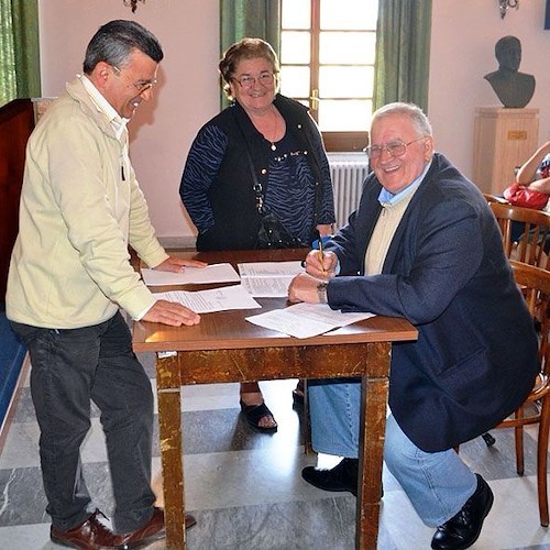 Il momento della firma per Giuseppe Giordano