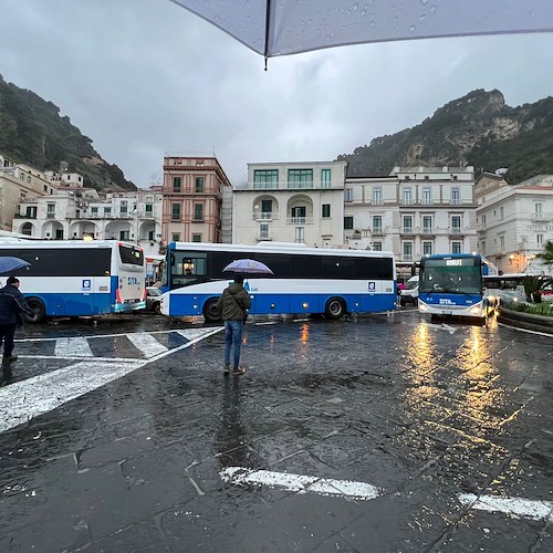 Amalfi, soppressi stalli bus in piazza Flavio Gioia: la situazione di questa mattina<br />&copy; Massimiliano D'Uva