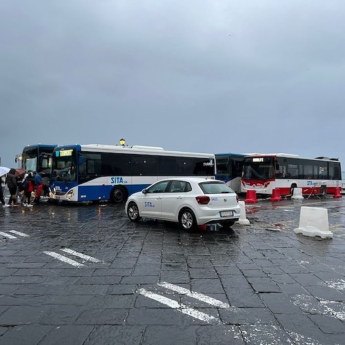 Amalfi, soppressi stalli bus in piazza Flavio Gioia: la situazione di questa mattina<br />&copy; Massimiliano D'Uva