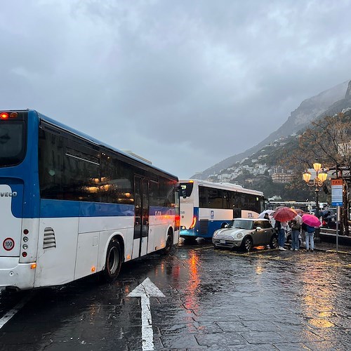 Amalfi, soppressi stalli bus in piazza Flavio Gioia: la situazione di questa mattina<br />&copy; Massimiliano D'Uva