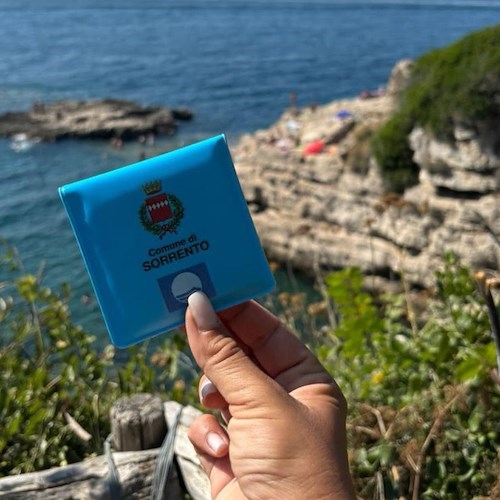 a Sorrento avviata la distribuzione di portacicche sulle spiagge pubbliche