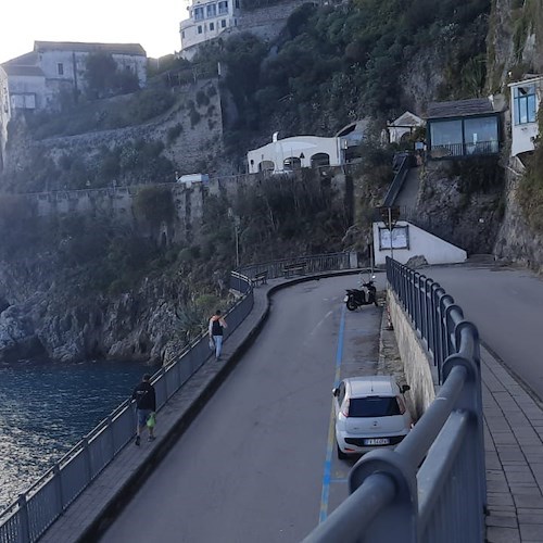 Atrani, detriti incagliati nella rete paramassi del costone adiacente alla strada d'accesso al paese