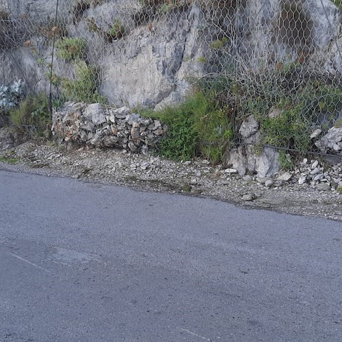 Atrani, detriti incagliati nella rete paramassi del costone adiacente alla strada d'accesso al paese