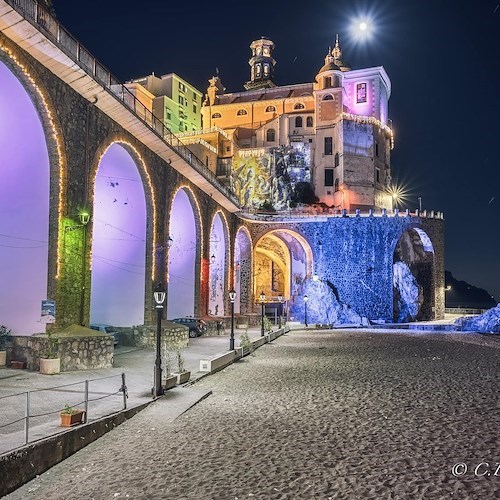 Atrani, i colori delle luminarie si fondono con la luce della luna piena negli scatti di Carlo De Felice<br />&copy; Carlo De Felice di CDF Photography