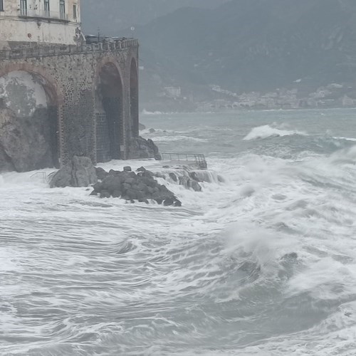 Mare in tempesta ad Atrani