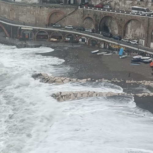 Il mare domina la spiaggia di Atrani