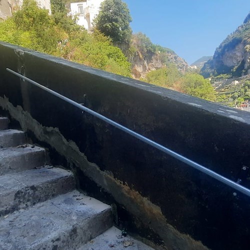 Atrani, nuovi passamano installati lungo le rampe verso il Santuario di Santa Maria del Bando