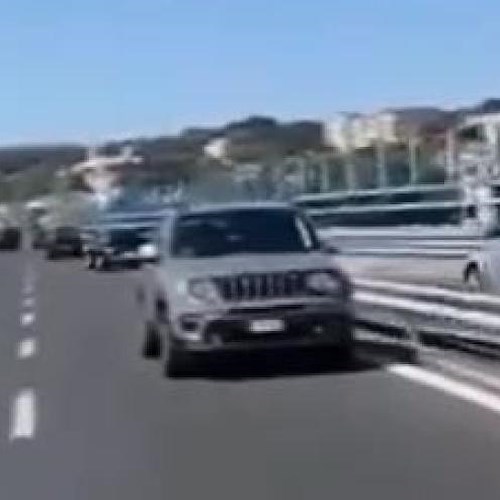 Auto in retromarcia sulla tangenziale di Napoli<br />&copy; Foto tratta dal video pubblicato da Francesco Emilio Borrelli